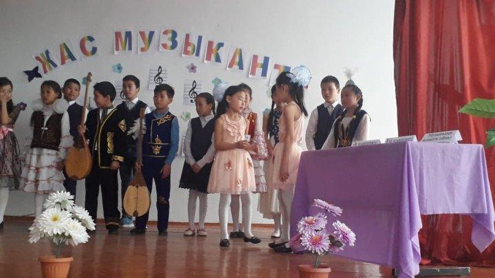 Мектебімізде "Жас музыкант" байқауы болып өтті