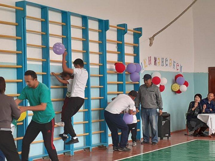 «ӘКЕЛЕР БІЗДЕ ҚОНАҚТА» тақырыбындағы онкүндікте «МЕН ЖӘНЕ ӘКЕМ» атты отбасылық спорттық сайыс өткізілді.