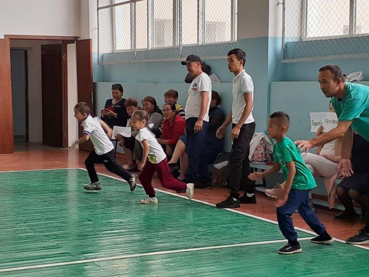 «ӘКЕЛЕР БІЗДЕ ҚОНАҚТА» тақырыбындағы онкүндікте «МЕН ЖӘНЕ ӘКЕМ» атты отбасылық спорттық сайыс өткізілді.