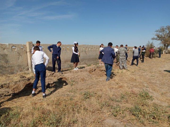 Мектеп оқушыларын экологиялық мәдениетке ,тазалыққа ,табиғатты аялауға тәрбиелеу мақсатында мектебімізде  "Эко сағат" ауқымды акциясы өтілді