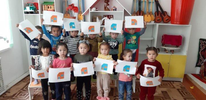 Әйтеке би мектебінің жанынан ашылған "Жұлдызай" шағын орталығының Балбөбек  II кіші тобы , жапсыру сабағы, тәрбиеші Суесинова Салтанат