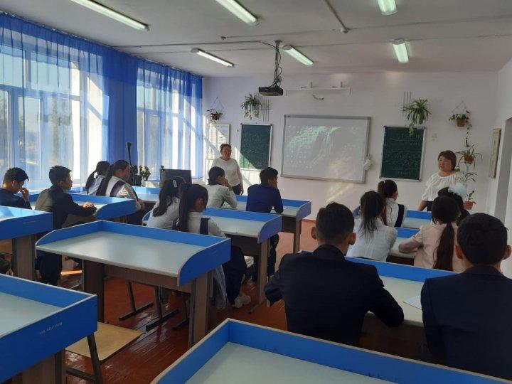       Қазан айының 9- ы күні мектеп директорының бағдарлы оқыту жөніндегі орынбасары Г. Амзееваның ұйымдастыруымен  11 - сынып оқушыларының ата - анал