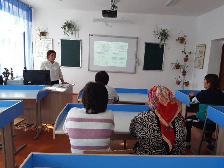       Қазан айының 9- ы күні мектеп директорының бағдарлы оқыту жөніндегі орынбасары Г. Амзееваның ұйымдастыруымен  11 - сынып оқушыларының ата - анал
