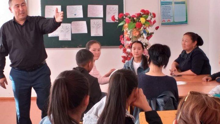 Мектеп педагог-психологы А.Икежанов 2019 жылдың 29-30 қазан күндері 7-10 сынып оқушылары мен ата-аналарына психологиялық тренингтер өткізді.