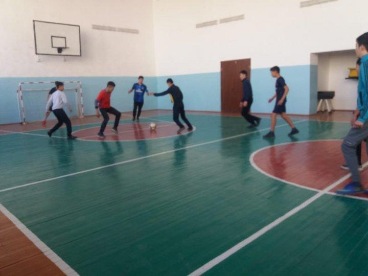Күзгі демалыста мектепшілілік кіші футболдан жарыс өтті.