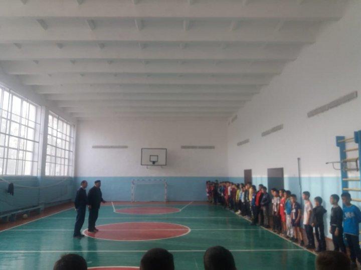 Күзгі демалыста мектепшілілік кіші футболдан жарыс өтті.