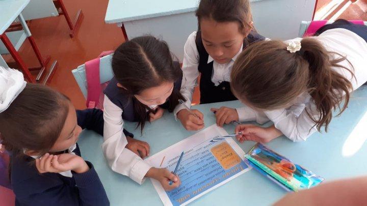 Мектепте 25 қазан күні "Отбасы тәрбие басы,мектеп тәрбие жаршысы" тақырыбында бірыңғай сынып сағаты өтілді