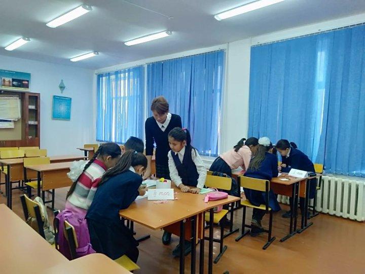 Информатика пәнінің мұғалімі Ақмарал Кадированың "Компьютердің пайдасы мен зияны" сыныптан тыс жұмысы