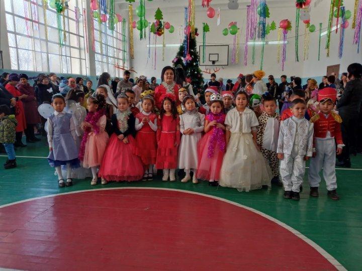 Әйтеке би атындағы орта мектебінде желтоқсан айының 26-27 күндері оқушылардың жасыл шырша мерекесі өткізілді.