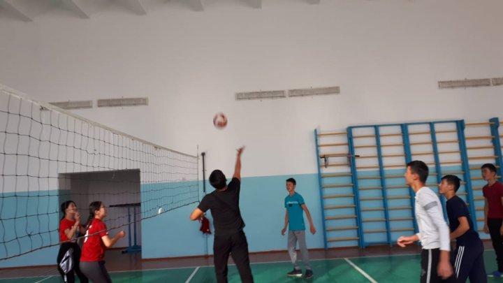 Қысқы демалыс күндері оқушылардың бос уақытын тиімді пайдалану мақсатында 5-11 сыныптар арасында кіші футболдан,  волейболдан жарыс ұйымдастырылды. 