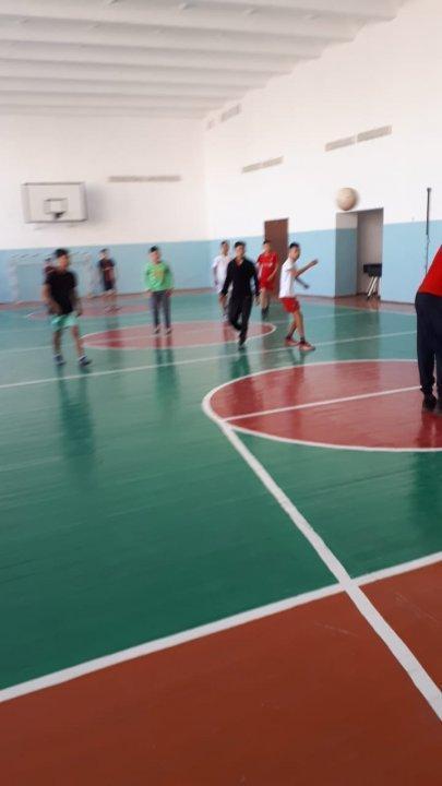 Қысқы демалыс күндері оқушылардың бос уақытын тиімді пайдалану мақсатында 5-11 сыныптар арасында кіші футболдан,  волейболдан жарыс ұйымдастырылды. 