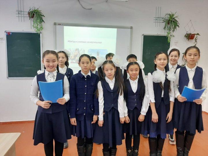Мектебіміздің 5-6- сынып оқушыларымен "Ұлылардың ұлысы- Абай" тақырыбында әдеби- музыкалық кеш өткізілді.