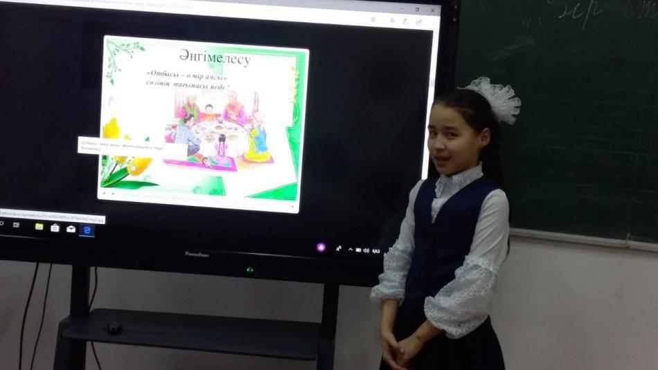 Әйтеке би атындағы орта мектепте 1-11 сынып аралығында "Бір Отан-бір отбасы" тақырыбында 25 ақпан күні тәрбие сағаттары өтілді.