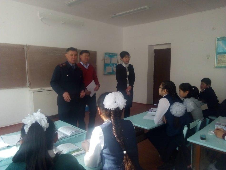 Мектеп директорының құқық ісі жөніндегі орынбасары Омаров Кенжеғалидың құқық бұзушылықтың алдын алуға түсіндіру жұмыстары